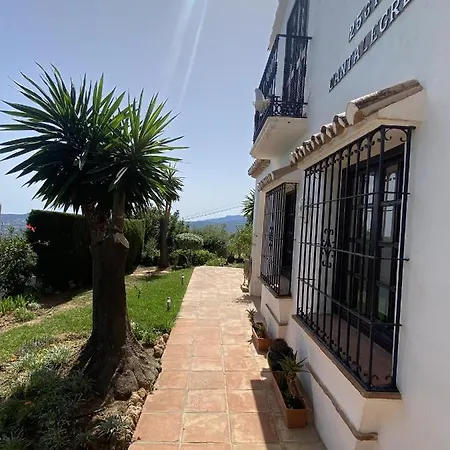 Terraced House In The Mountains With Fantastic View Vakantiehuis Málaga