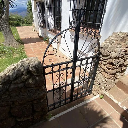 Terraced House In The Mountains With Fantastic View Vakantiehuis Málaga